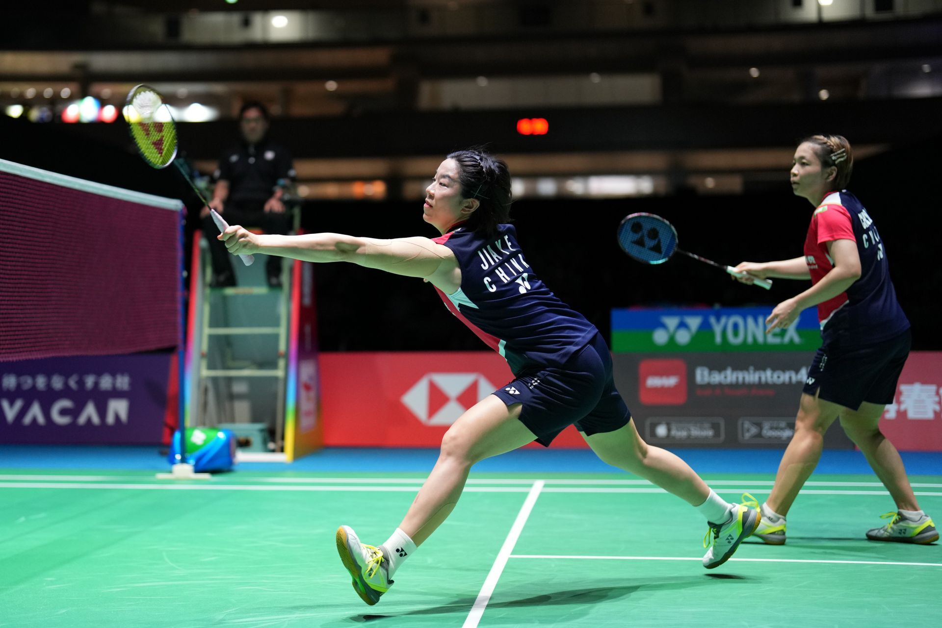 在赛场上依 在赛场上依